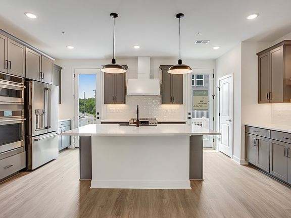Kitchen with vast island pendant lights
