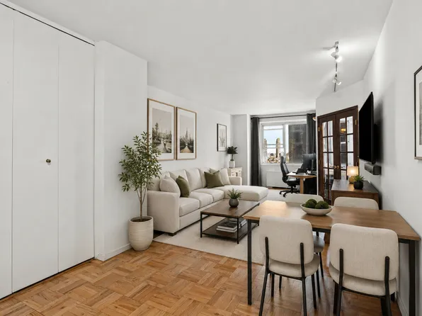 300 East 40th Street image 1 of 19