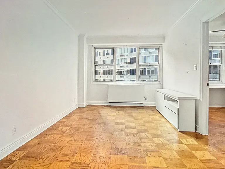 400 E 54th St #6G — Photo 1