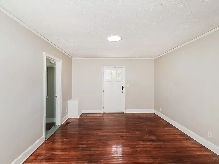 1071921_018_living_room_13152986.jpg