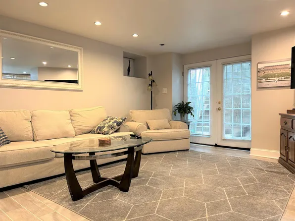 707 College Ave #401, Pittsburgh, PA 15232