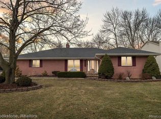28676 Chatham Rd, Grosse Ile, MI 48138