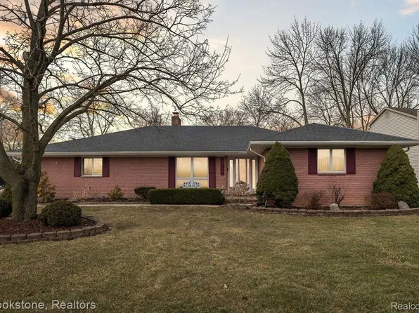 28676 Chatham Rd, Grosse Ile, MI 48138