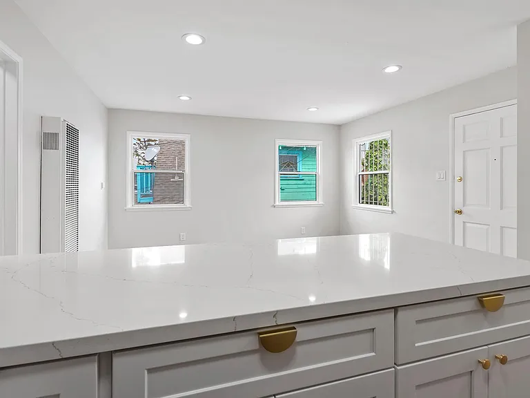 1107 E 3rd St #B — Photo 5