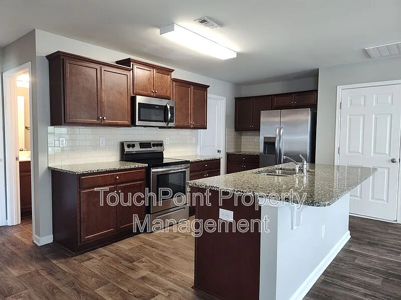 5 bed, 3.0 bath, 2361 sqft, $2,095 — Photo 4