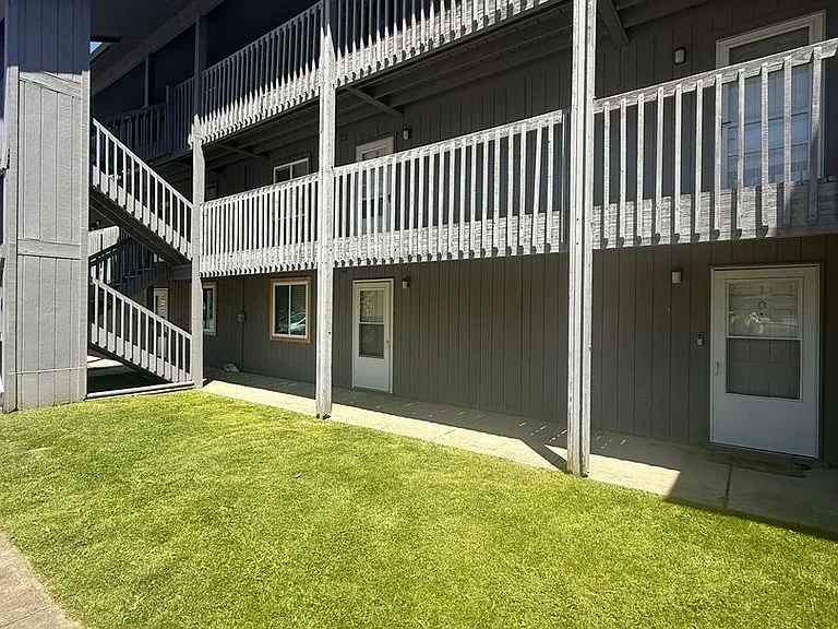 475 Meadowview Dr — Photo 1