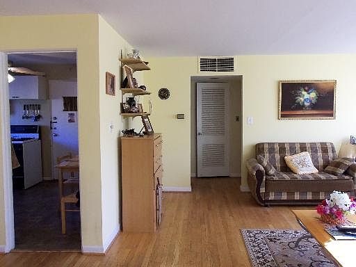3rd image of 2431 W Lunt Ave APT 3A