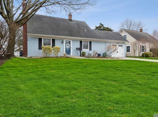 26 Meadow Ln, Levittown, NY 11756
