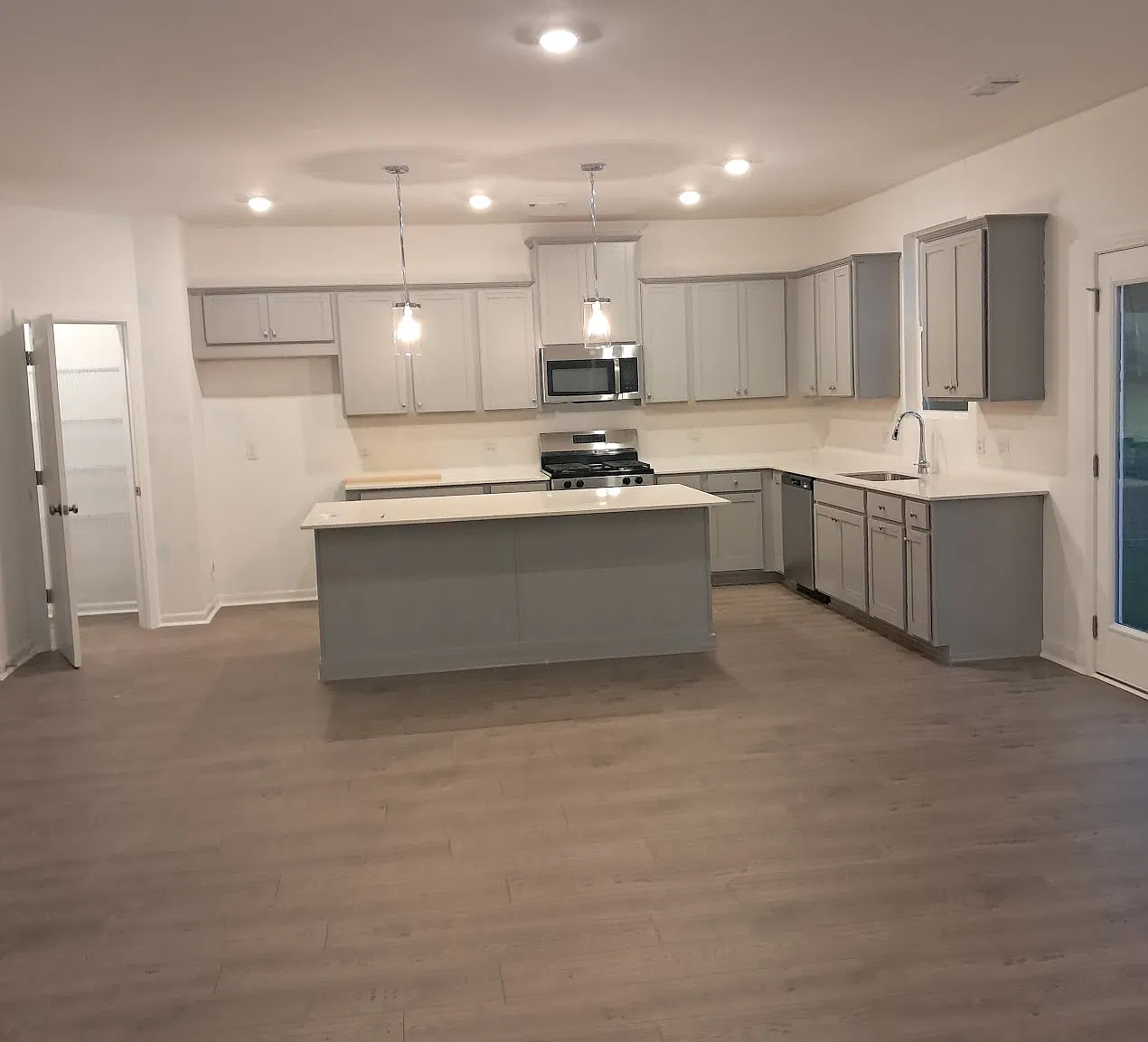 4 bed, 2.5 bath, 3085 sqft, $2,850 — Photo 2