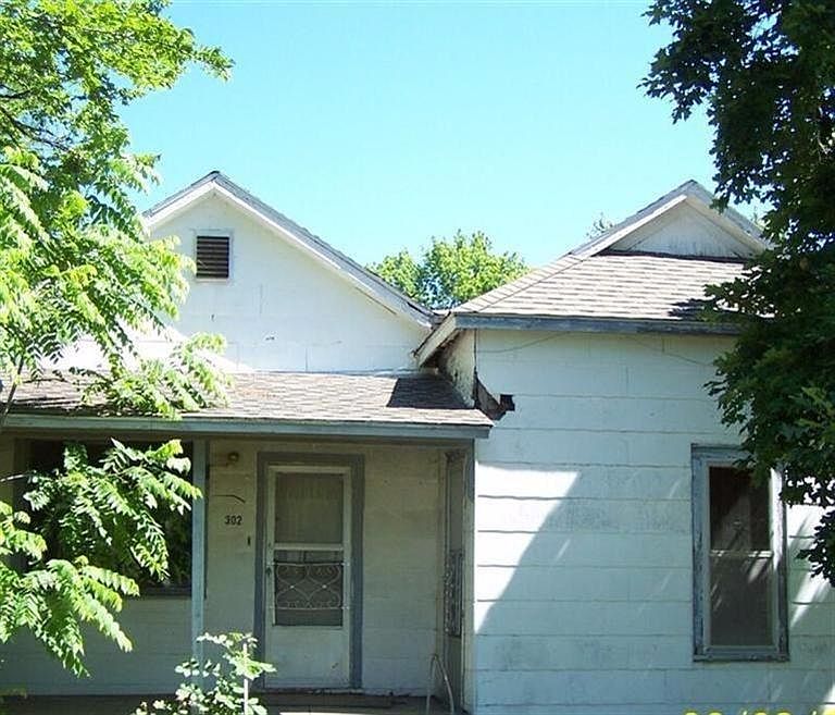 2nd image of 111 E Sycamore St