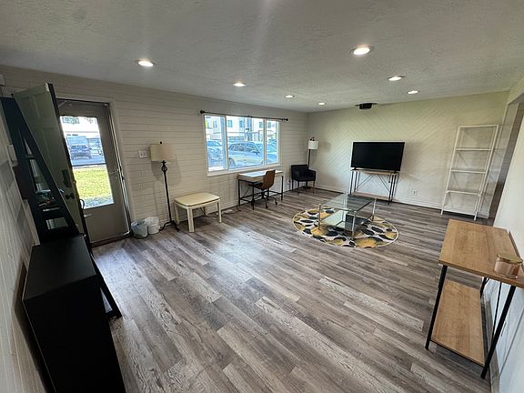 3rd image of 537 E Delno Dr