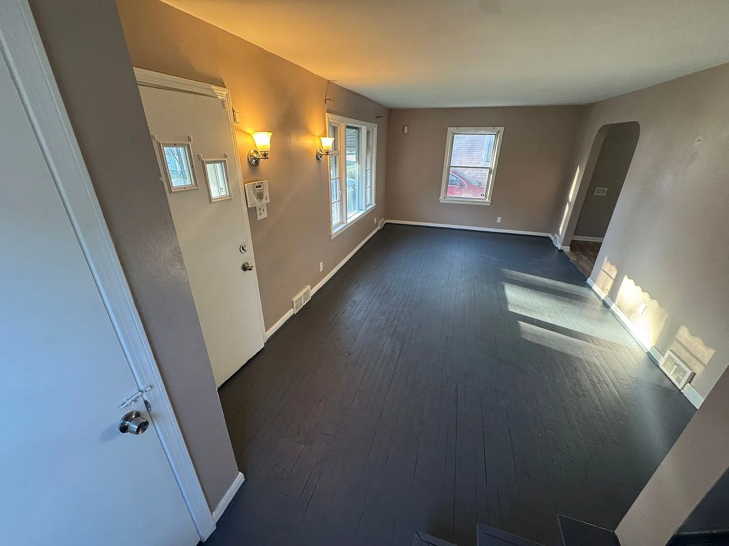 Room to Settle In3 Bedrooms, Separate Dining & Basement — Photo 2