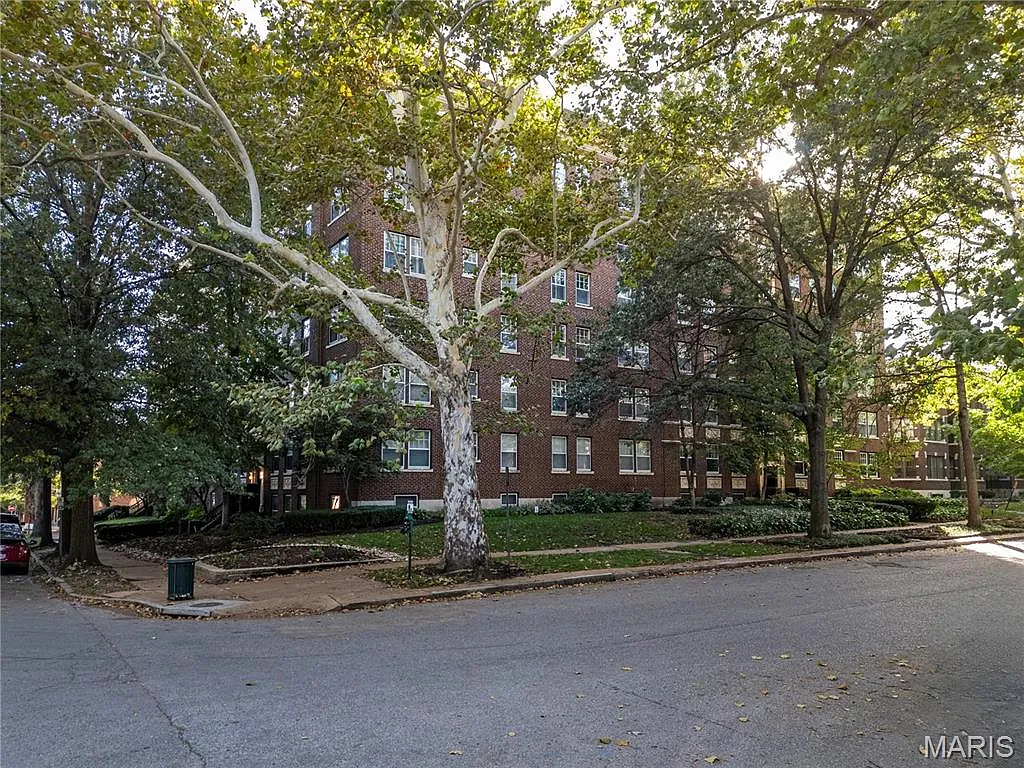3 bed, 2.0 bath, 1591 sqft, $2,350 — Photo 2