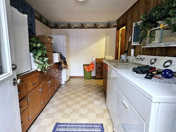 215 N Brown Ave, Clay Center, NE 68933