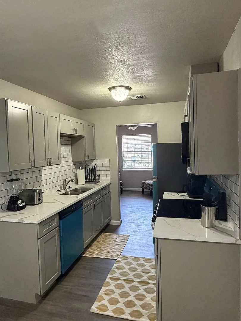 Relocate with Ease! Stylish Mid-Term Rental, All Utilities and Lawn Care Included! — Photo 2