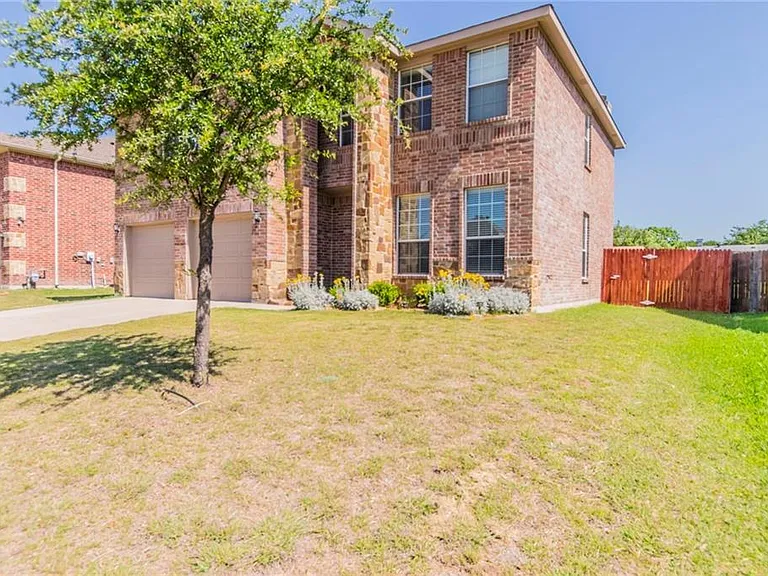 560 Griffith Dr — Photo 2