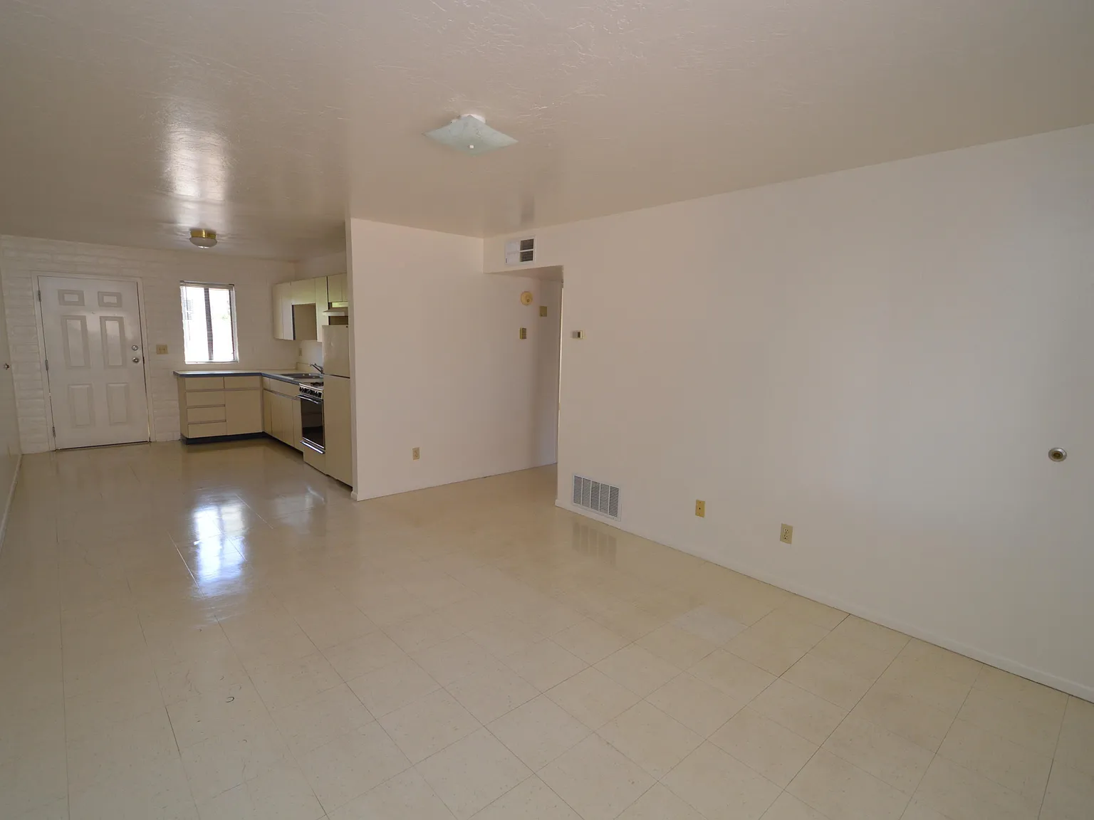 2 bed, 1.0 bath, 868 sqft, $995 — Photo 2