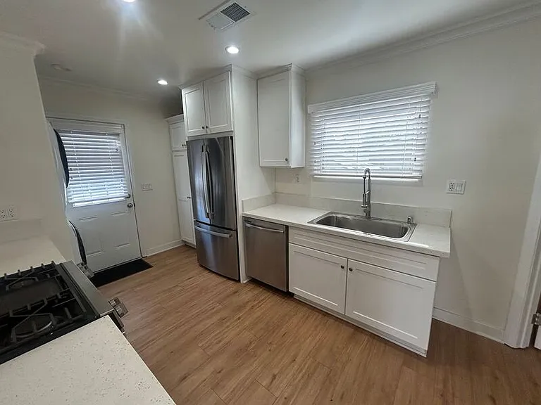 648 W Howard St — Photo 5