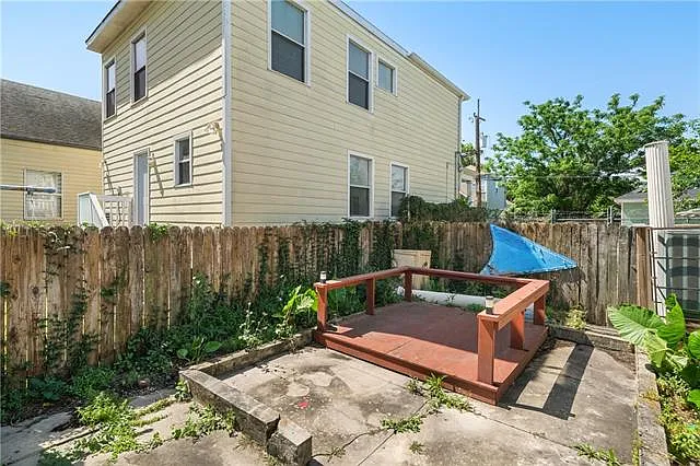 1136 Touro St — Photo 25