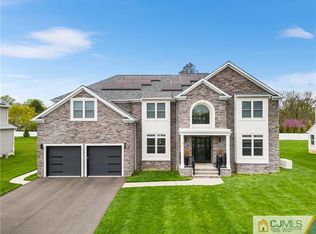 4 Queens Ct, Monroe Township, NJ 08831