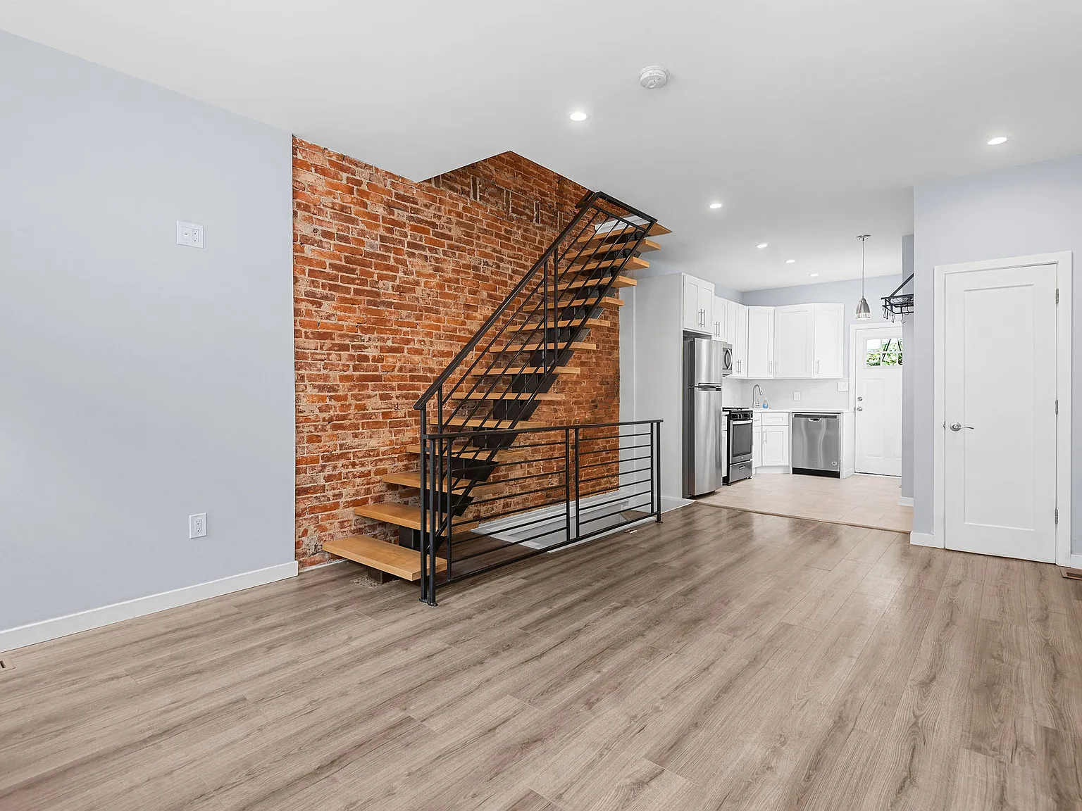 2 bed, 1.5 bath, 1020 sqft, $1,600 — Photo 3