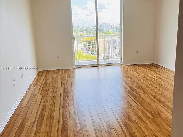 900 SW 8th St #806 — Photo 1