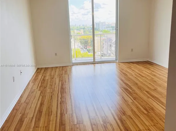 900 SW 8th St APT 806, Miami, FL 33130