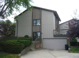 21 Clubside Dr, Willowbrook, IL 60527