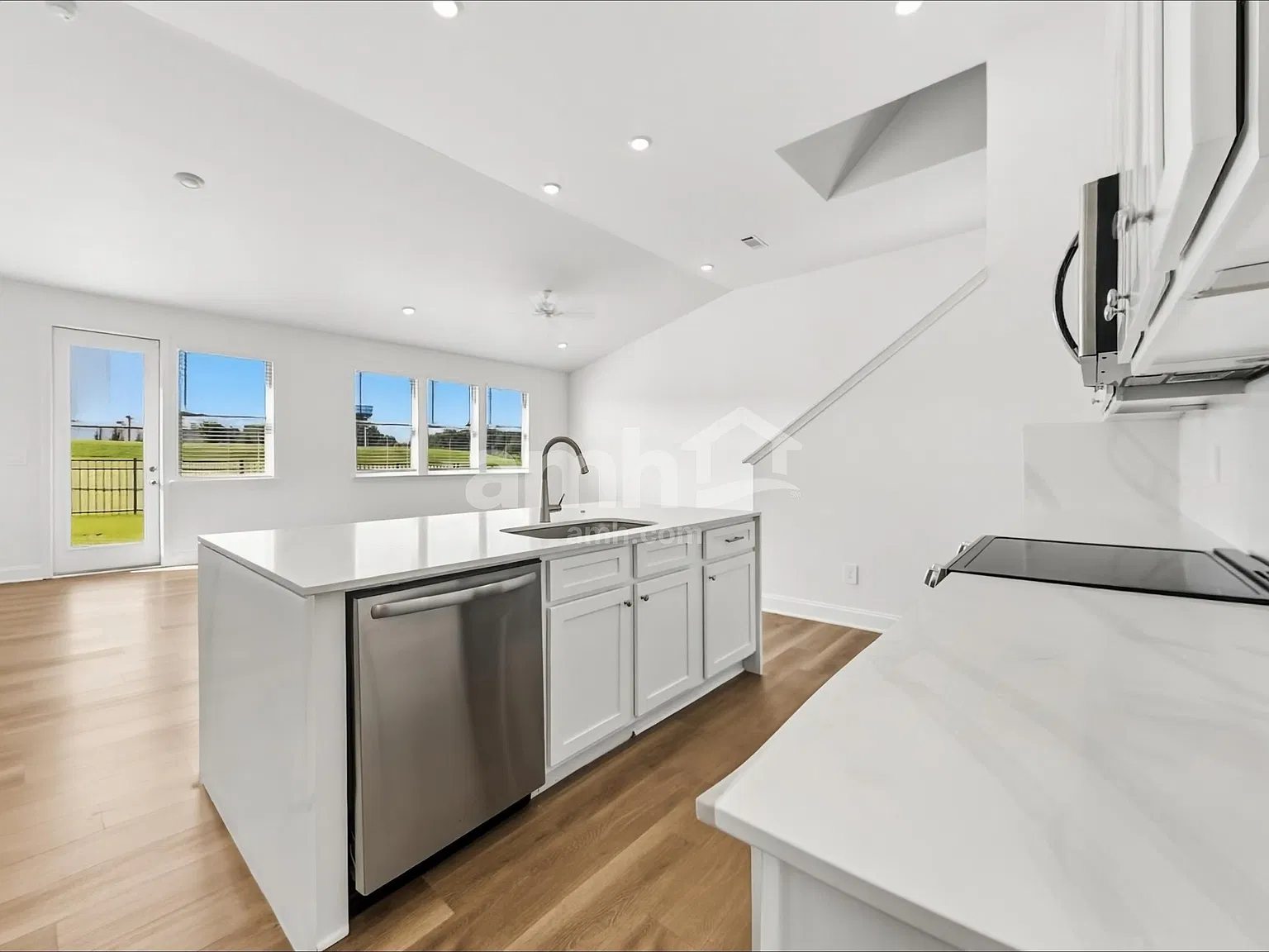 5 bed, 4.0 bath, 2714 sqft, $2,995 — Photo 4