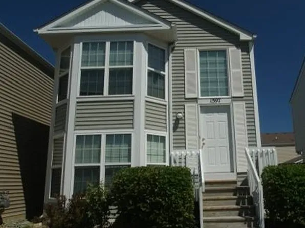 1597 Victoria Park Cir, Aurora, IL 60504