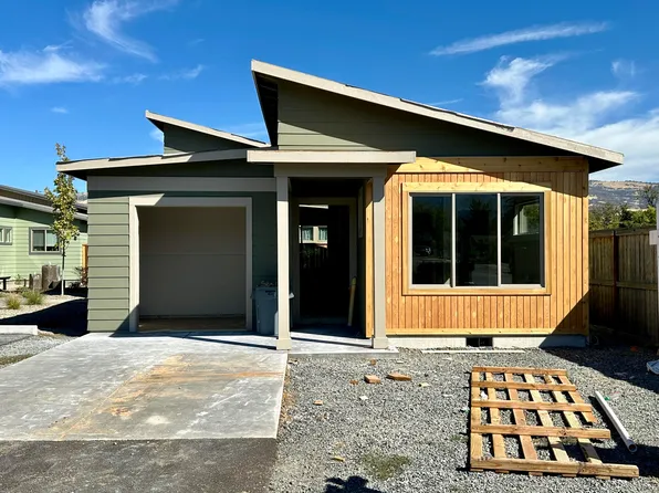 217 Gangnes Dr, Talent, OR 97540