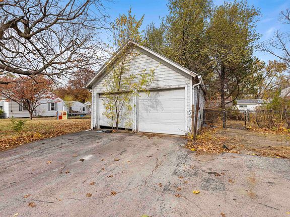 2nd image of 2702 Ellen Ave
