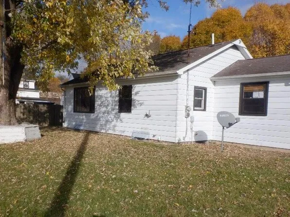 75 4th St, Plainwell, MI 49080
