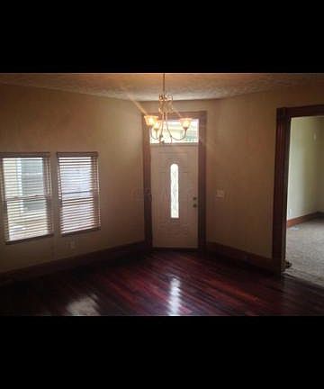 3rd image of 1065 E Oak St