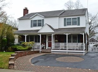 127 Scarcliffe Dr, Malverne, NY 11565