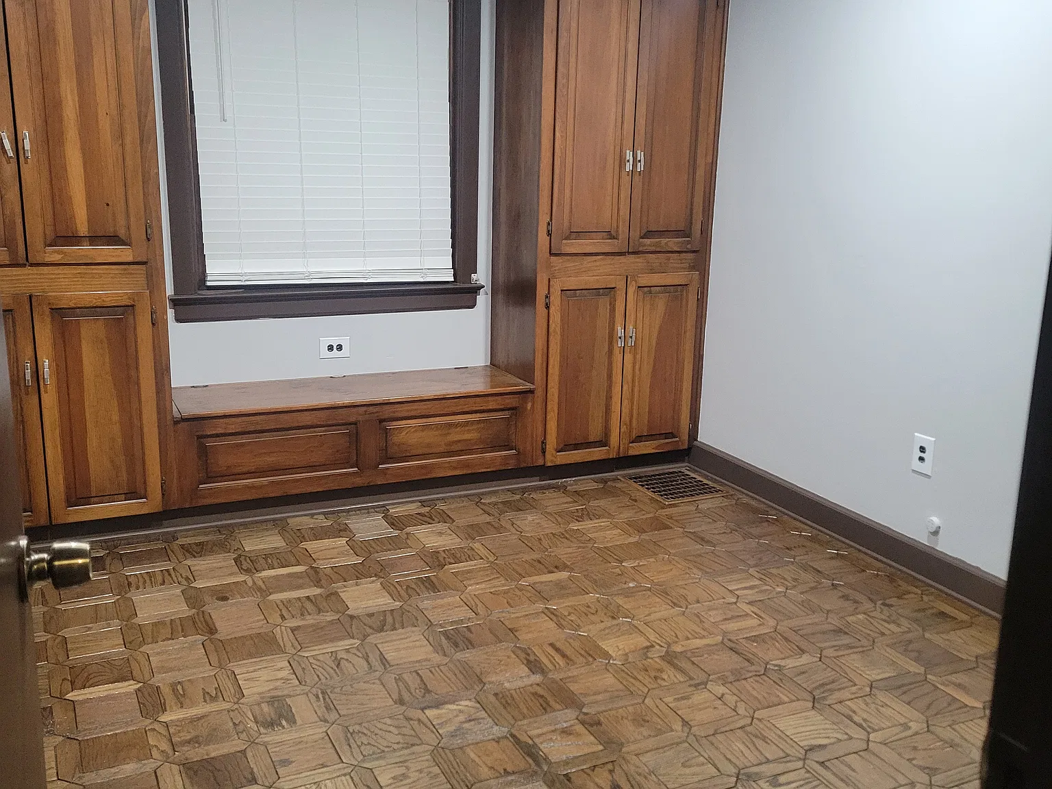 Studio, 250 sqft, $1,250 — Photo 3