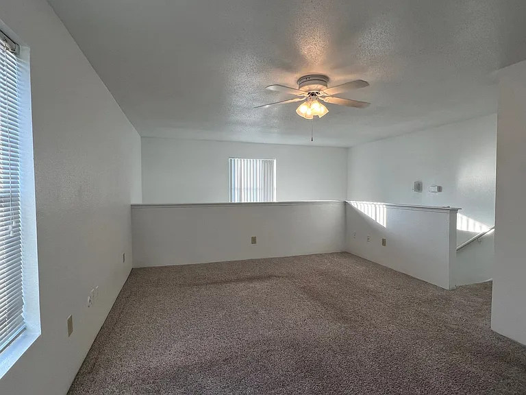 Emerald Cove Apartments — Photo 21