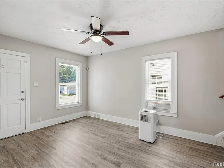 735 E Maxlow Ave — Photo 5
