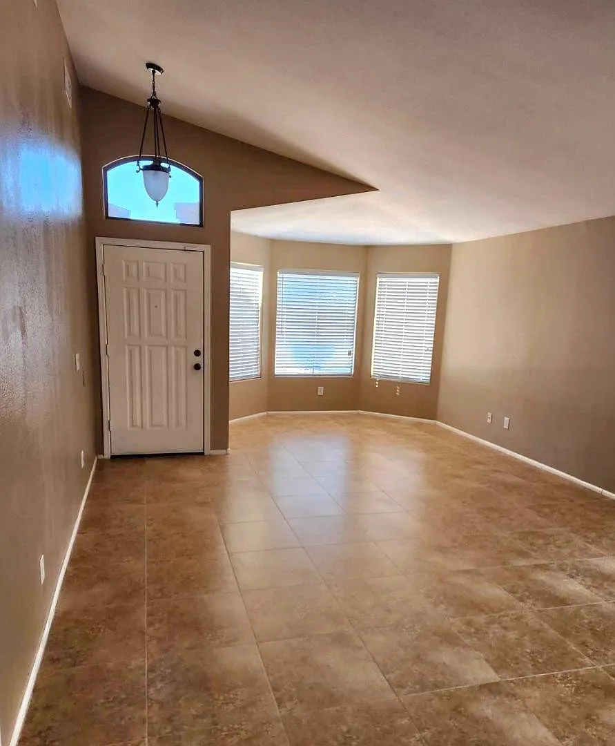 Building Photo - 607 N 167th Dr