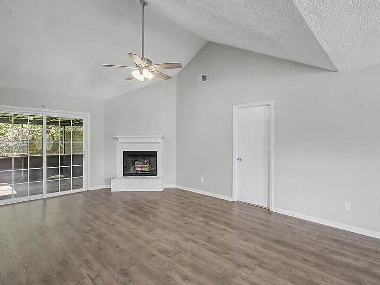 703 Woods Ct — Photo 6