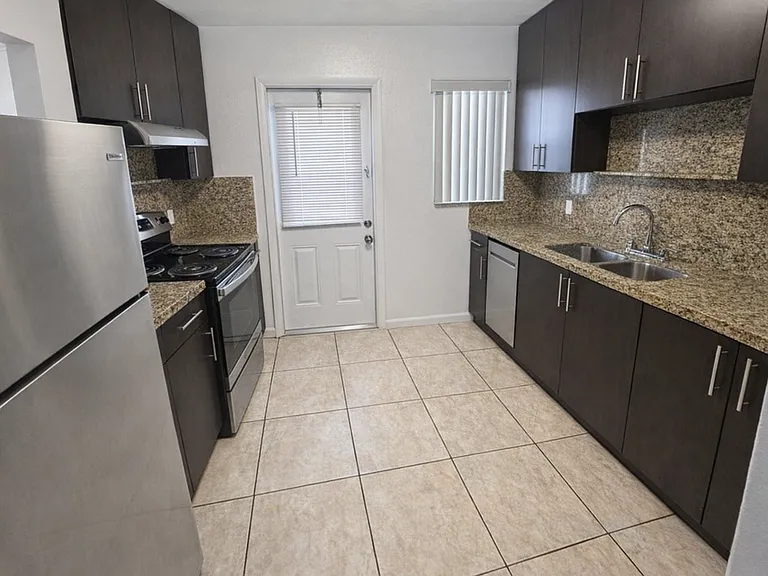 532 S Crescent Dr Hollywood, FL 33021 — Photo 3