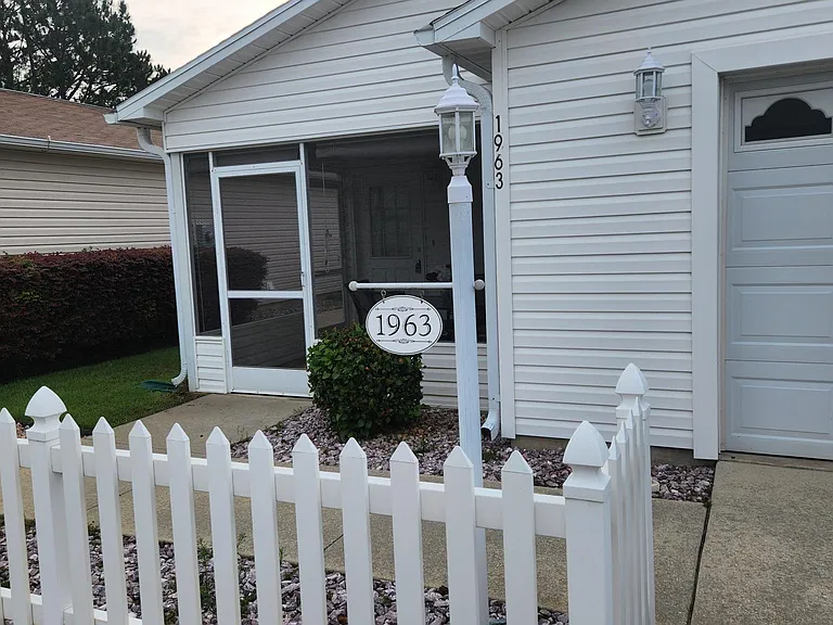 1963 Stafford Ave — Photo 5