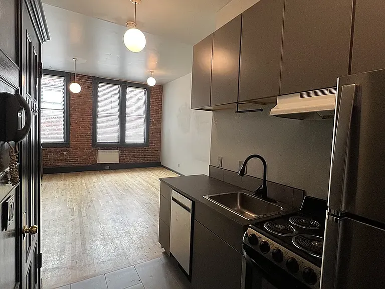 213 1st Ave S #3C — Photo 2