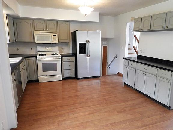 3rd image of 23569 Sharon Dr