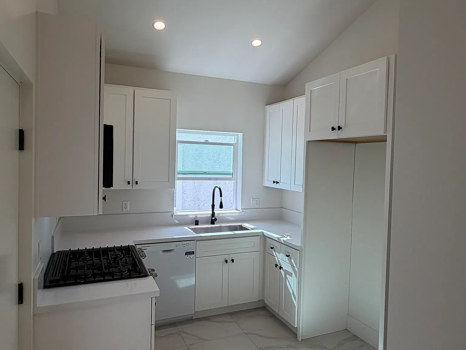 2 bed, 730 sqft, $2,800 — Photo 2