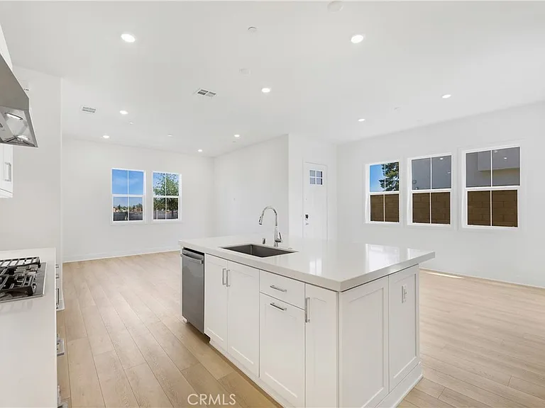 141 Dolores — Photo 15