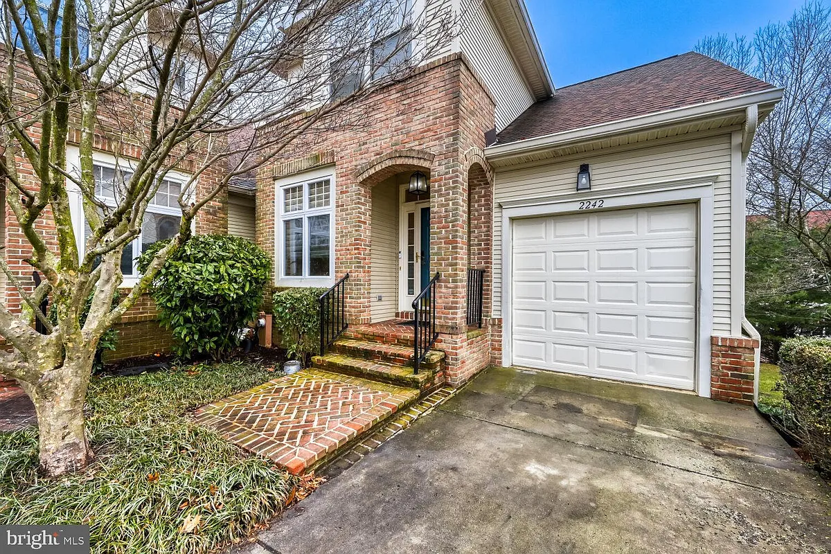 Building Photo - 2242 Merion Pond #48