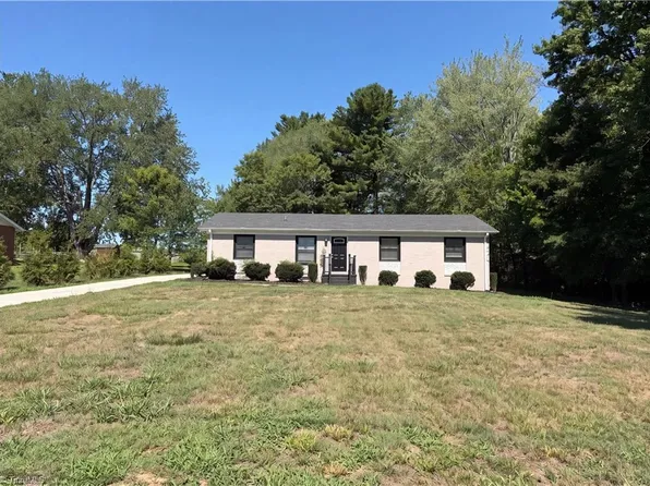 202 Hassellwood Dr, Jamestown, NC 27282