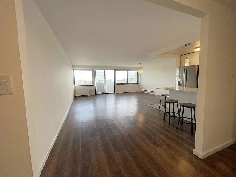 1600 Center Ave — Photo 2