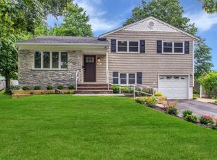 35 Frederick Dr, Plainview, NY 11803